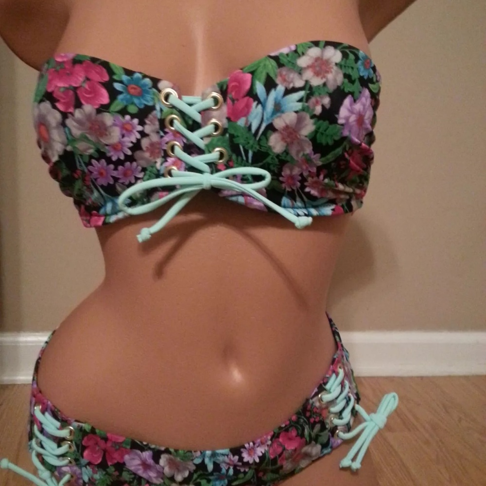 NWOT Victoria’s Secret Floral Lace-Up Bikini Set Size 36A/Large